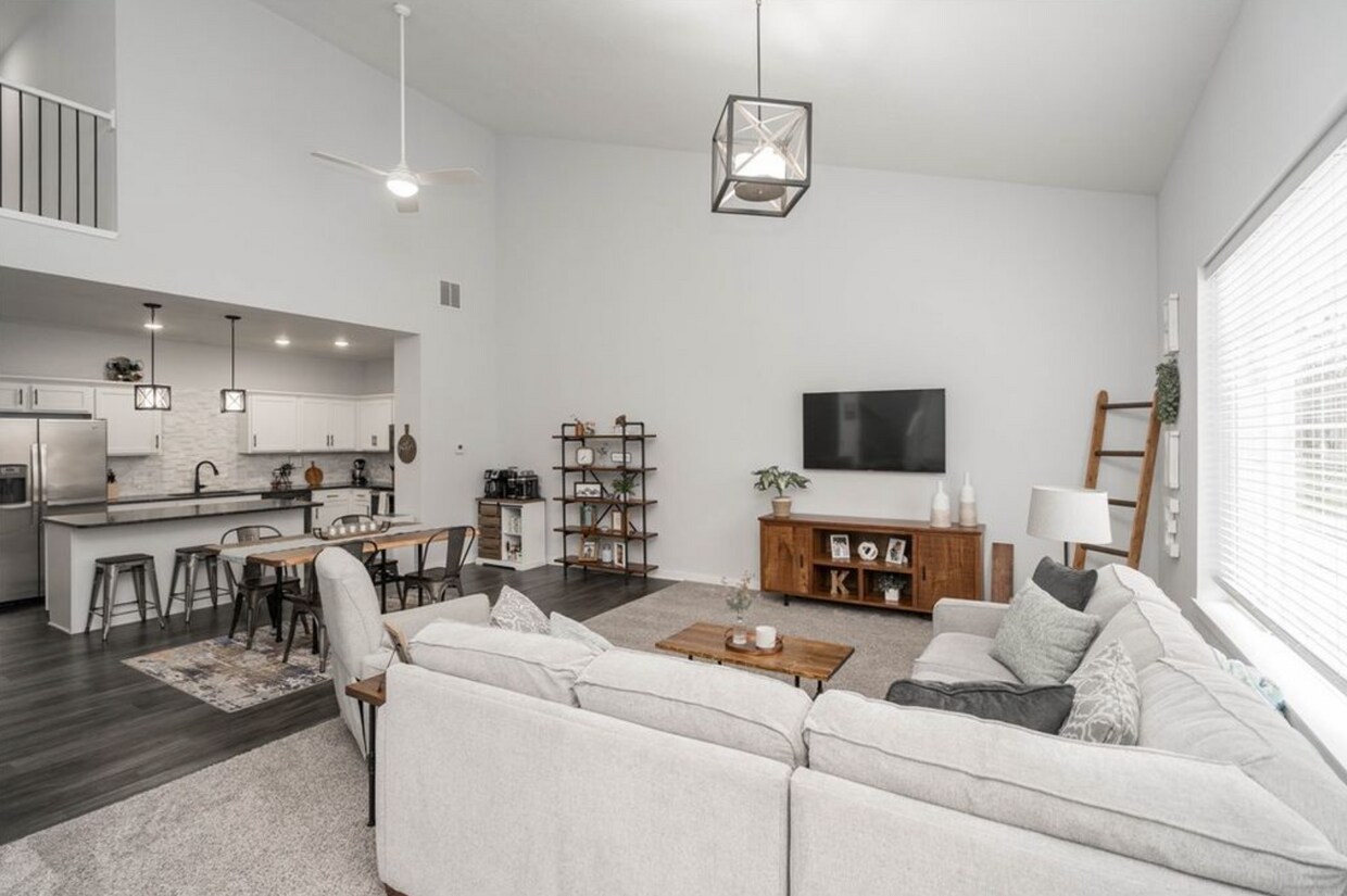 Open main level with vaulted ceilings - 513 Spring Crest Lane