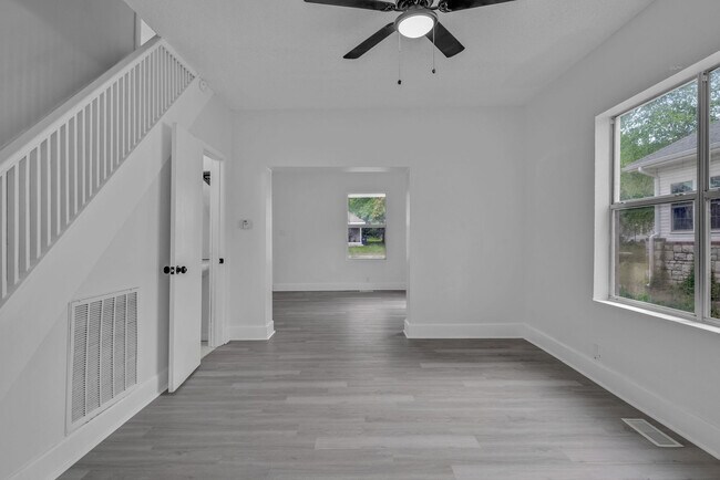 Foto del edificio - 1128 W Broadway St