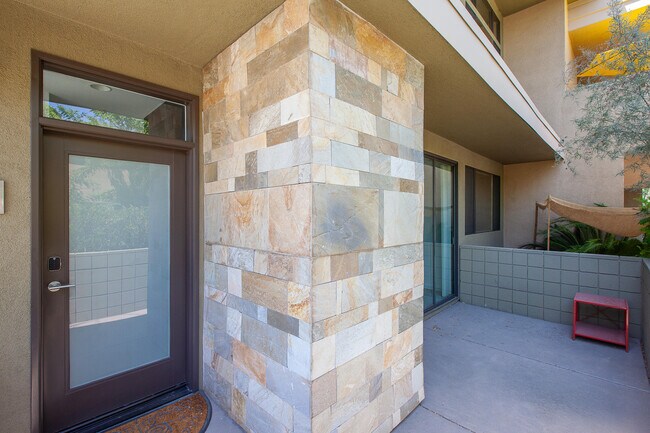 Building Photo - 810 E Palm Canyon Dr