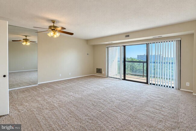 Foto del edificio - 205 Yoakum Pkwy