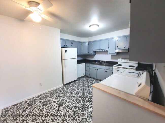 ktichen - 5410 Suffolk Ct