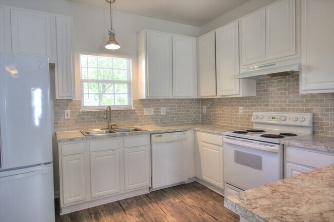 Foto del edificio - Nice 3 bedroom townhouse in SW Durham!