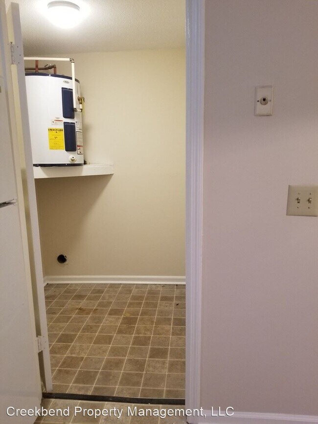 Building Photo - 2 br, 1.5 bath House - 102 Kimeran Unit B
