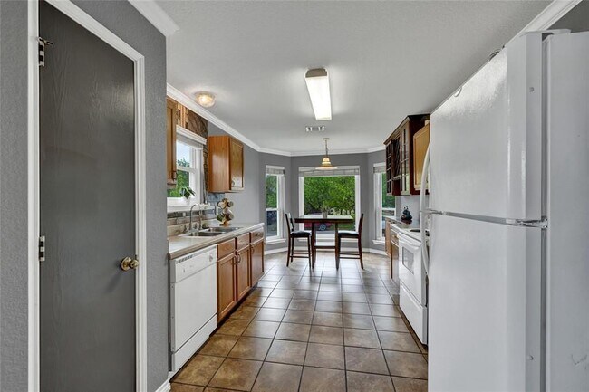 Building Photo - 1124 Lago Vista St