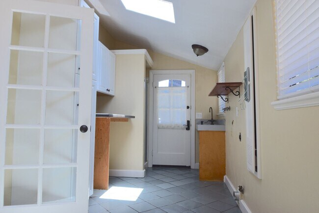 Foto del edificio - Fantastic Home in New Monterey Near DLI