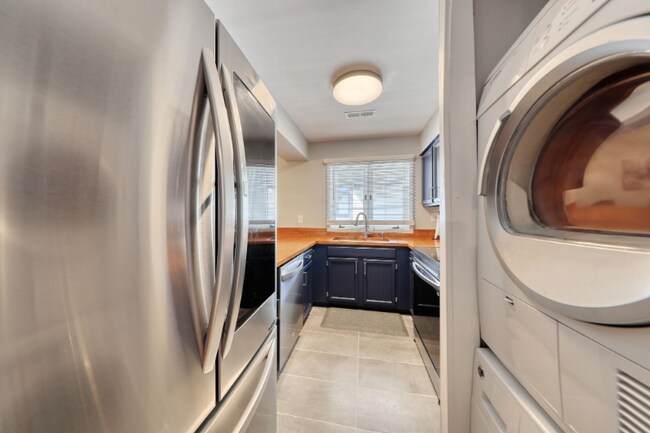 Building Photo - 6813 Porcher Dr