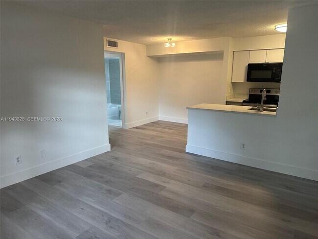 Foto del edificio - 10413 NW 7th St