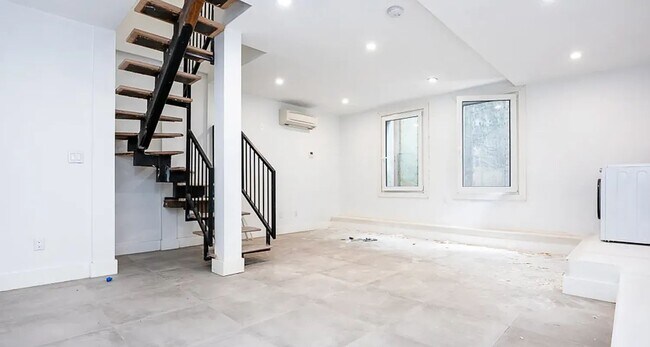 Building Photo - 491 Evergreen Avenue