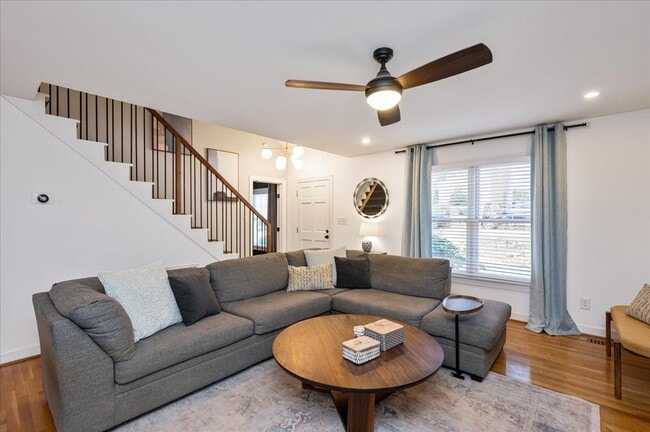 Spacious living room with gas fireplace - 1200 Glencastle Way