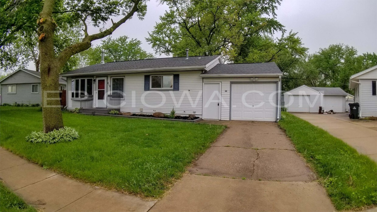 810 Old Marion Rd NE, Cedar Rapids, IA 52402 House Rental in Cedar
