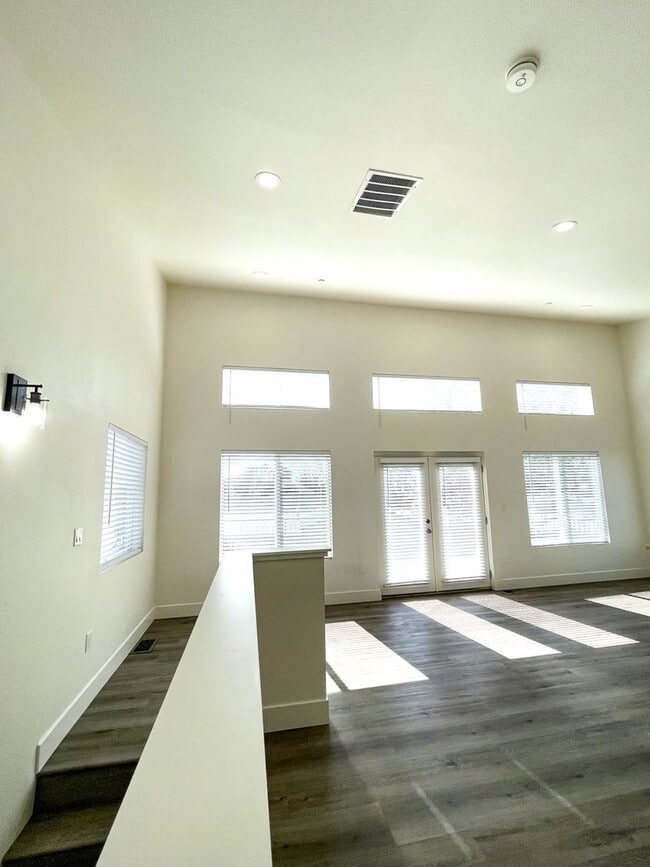 Building Photo - 2090 House Aly