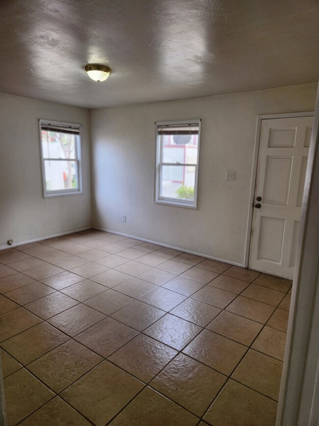 Family Room - 3235 Mulberry St