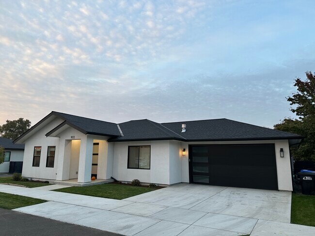 Building Photo - 902 Janimari Ct