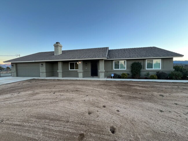 Building Photo - Fully Equipped and Beautiful Oak Hills Hom...