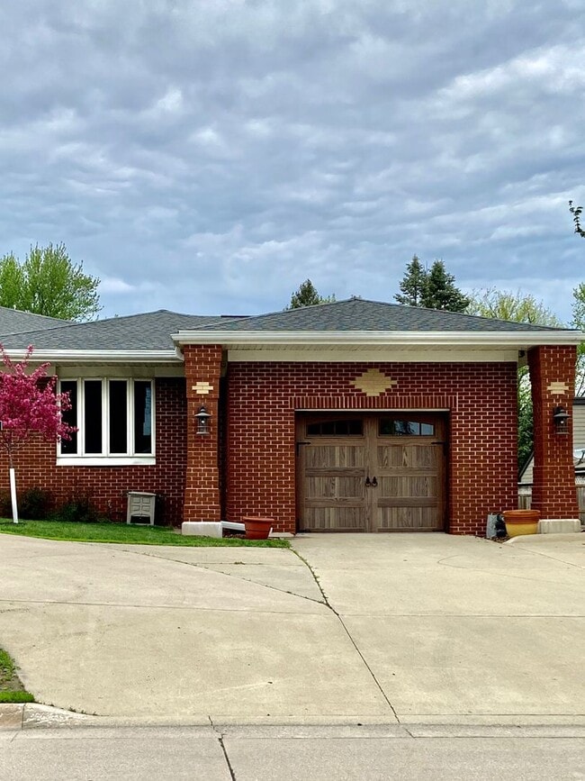 Building Photo - 1928 Floral Ave