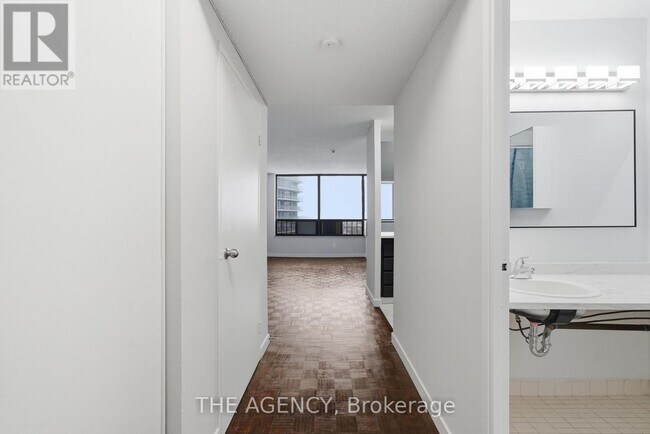 Photo du bâtiment - 2360 Dundas St W