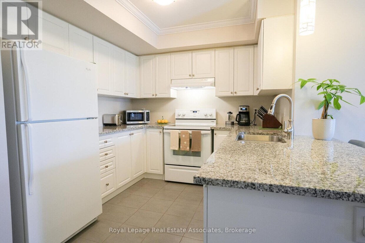 Primary Photo - 60-260 Baycliffe Cres