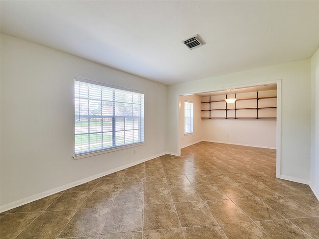 Foto del edificio - 2115 Forest Oaks Dr