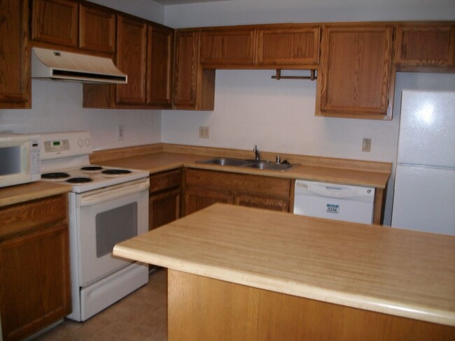 Building Photo - 2 Bedroom, 2 bath located at The Meadows i...