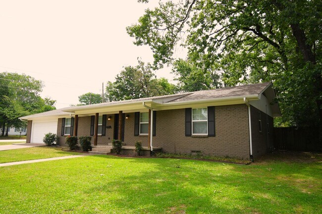 Building Photo - Gorgeous 3-Bed 2- Bath on a Corner Lot with Privacy Fence in Tyler!
