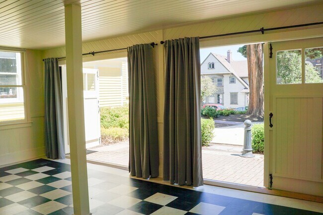 Building Photo - Beautifully Renovated 1-Bedroom "Carriage ...