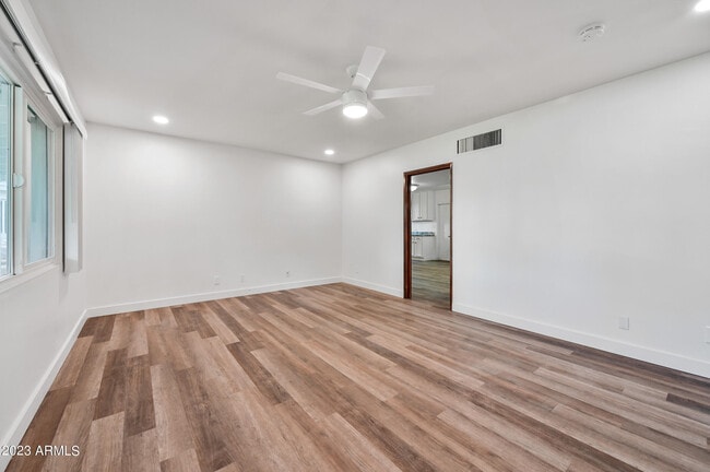 Building Photo - 1627 E Solano Dr