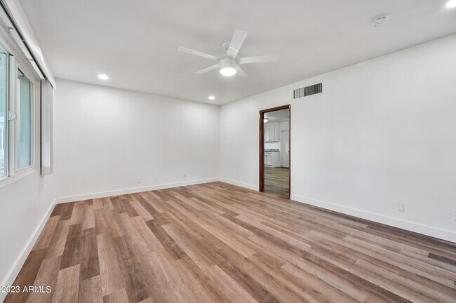 Foto del edificio - 1627 E Solano Dr