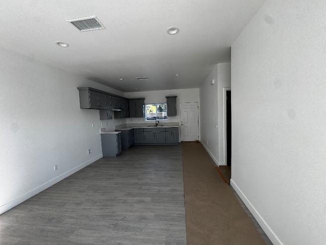 Building Photo - 1319 N Stoddard Ave