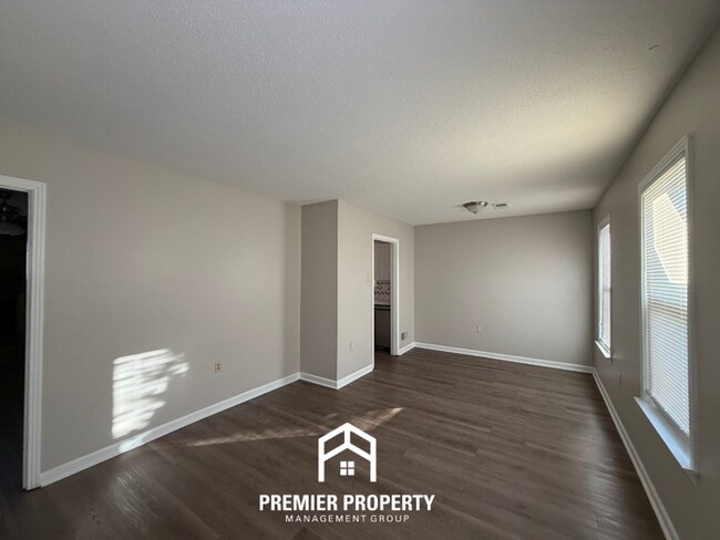 Foto del edificio - Spacious 4BR/3BA Memphis Home with Fireplace, Covered Patio & Fenced Yard