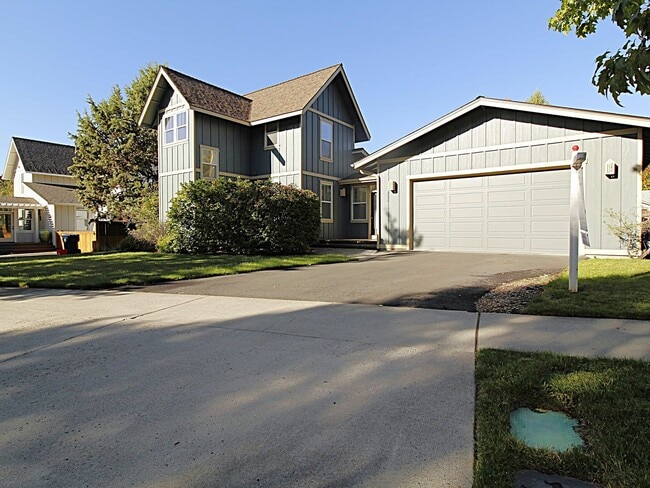 Building Photo - Charming 3-Bedroom Home in NE Bend – Close...