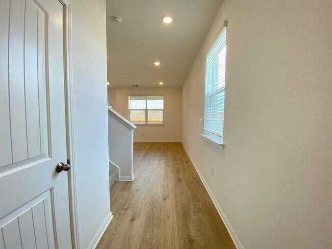 Building Photo - 120 Calla Ln