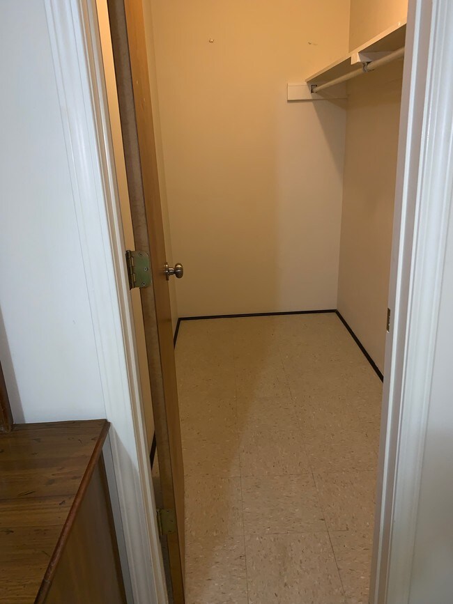 Walk In Closet - 192 N Cities Service Hwy
