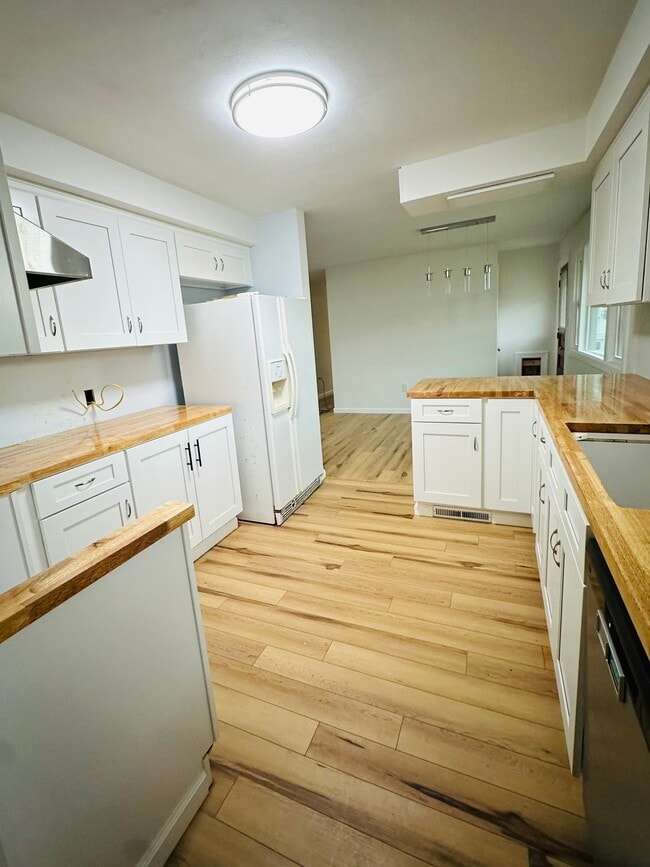 Building Photo - 305 Magnolia Dr