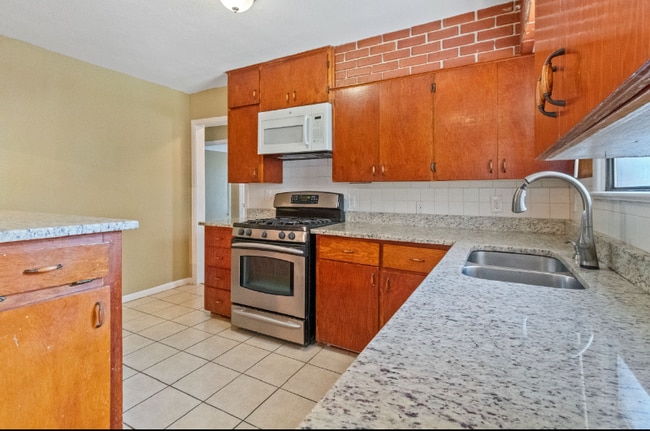 Photo - 10911 Visalia Dr House