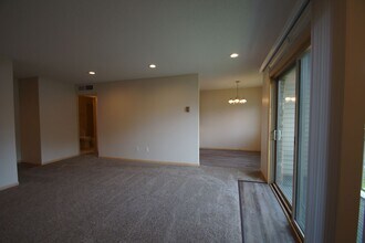 Building Photo - 1270 Larpenteur Ave W