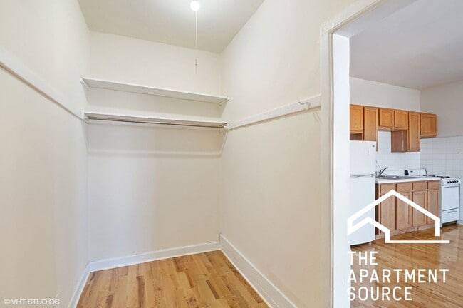 Photo - 1050 W George St Apartment