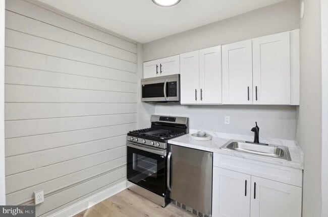 Building Photo - 421 Saint Margarets Dr