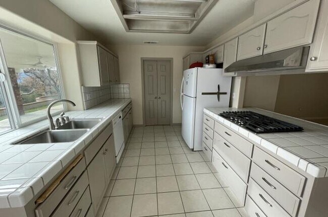 Foto del edificio - Large, well cared for, single family,  3/2 with Garage