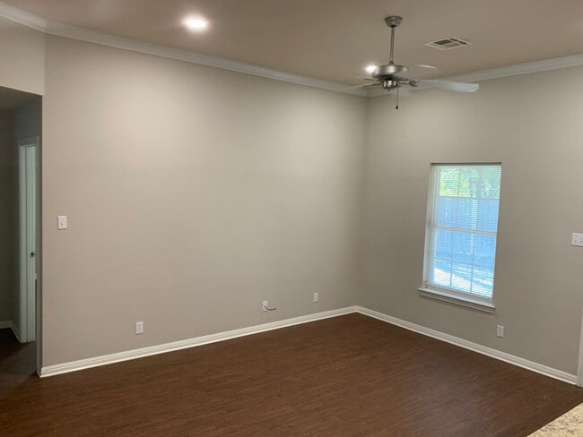 Foto del edificio - 3 bedroom 2 bath brick home