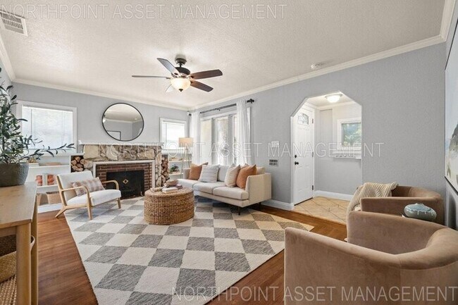 Foto del edificio - Welcome to this stunning 4-bedroom, 2-bath...