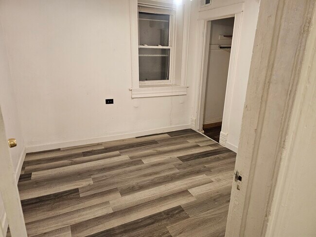 MASTER BEDROOM - 3535 S Hamilton Ave