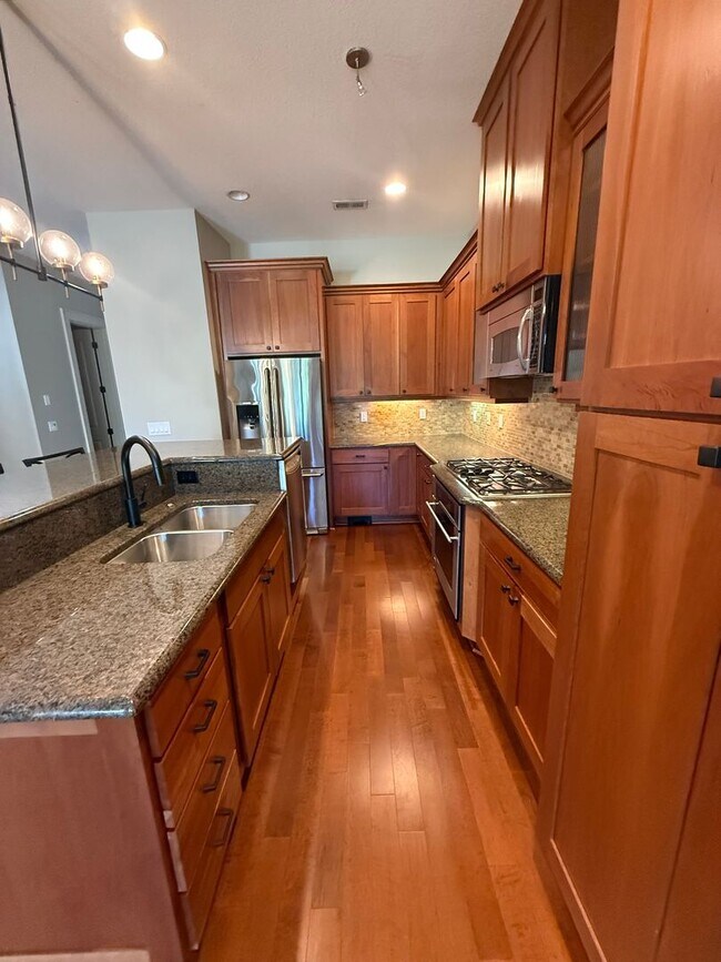 Foto del edificio - Stunning Contemporary townhome in Coveted Peterkort Woods, near St. Vincent's in Cedar Mill