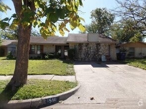 Building Photo - 510 Cranbrook Park