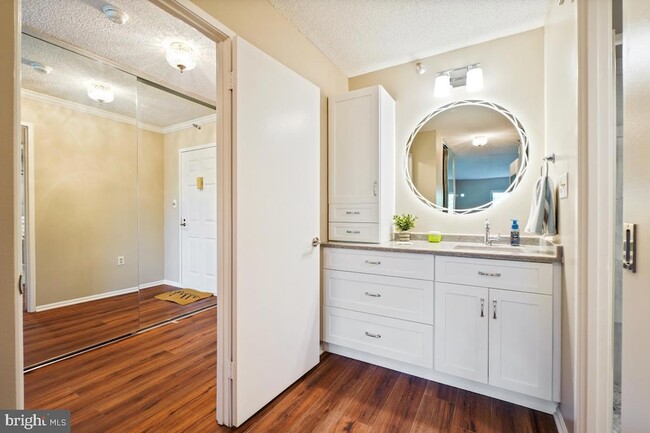 Foto del edificio - 15101 Interlachen Dr