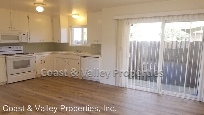 Building Photo - 422-424 Riker St