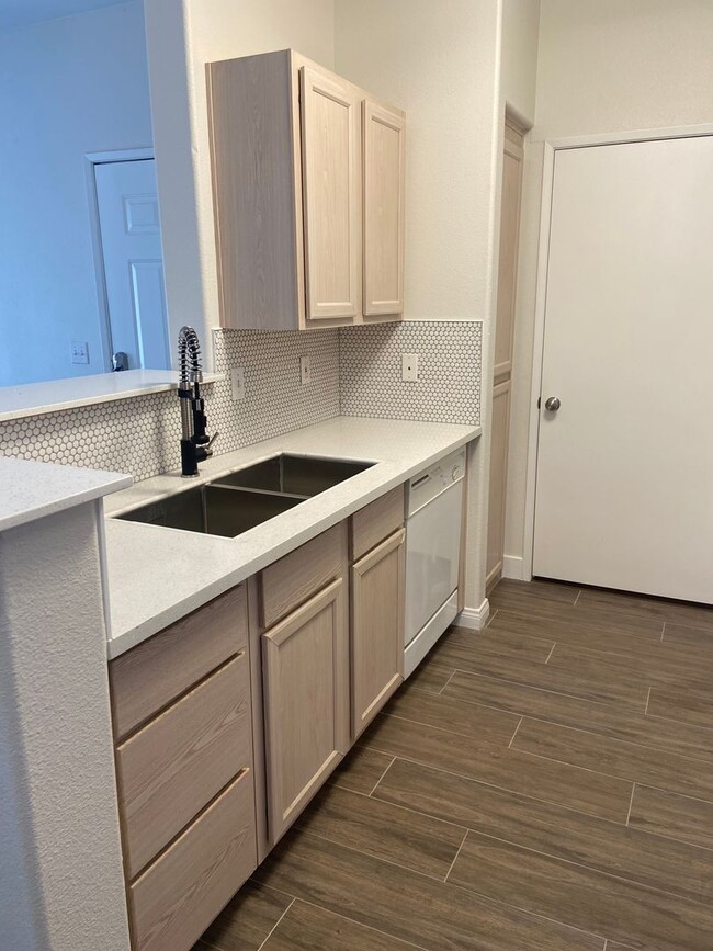 Foto del edificio - Nicely upgraded 1 bedroom on the South Strip