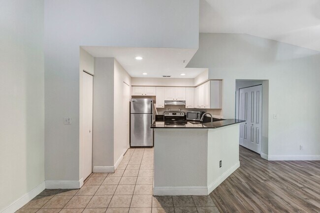 Foto del edificio - ** IBIS CLUB ** 3 BED / 2 BATH - CONDO - GATED COMMUNITY - SMALL PET OK! - ANNUAL RENTAL