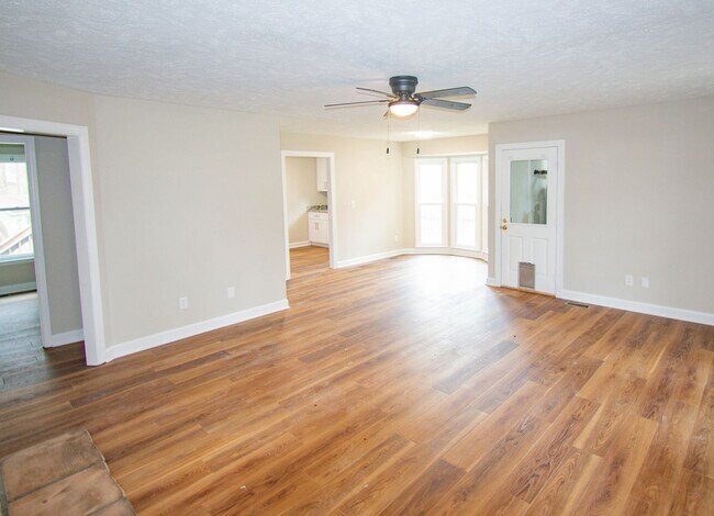 Foto del edificio - Coming Soon! Renovated 3 Bedroom 2 Bathroom- No Pets