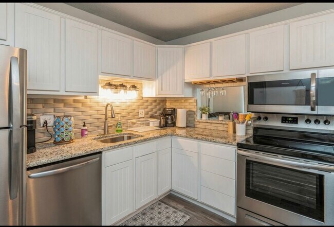 Building Photo - 1100 E 6th St