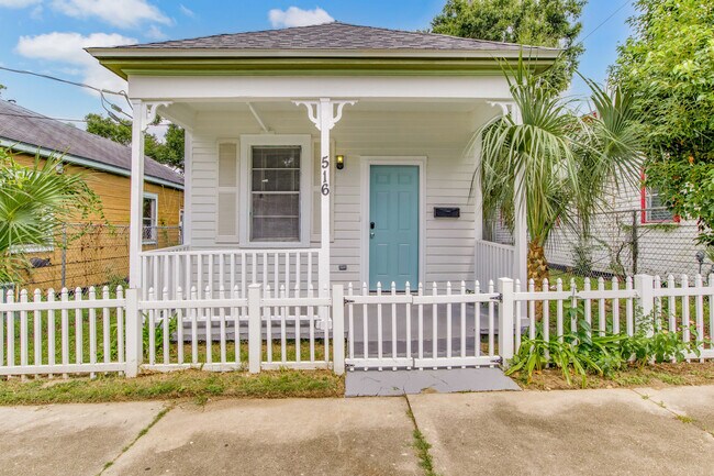 Building Photo - 516 W Gadsden St